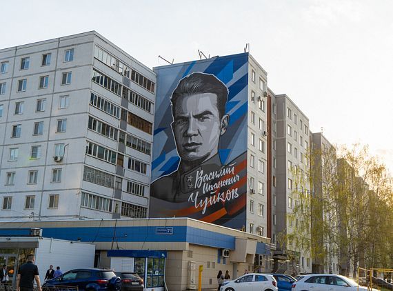Казанның Яңа Савин районындагы бер йортның фасадында Маршал Чуйков сурәте төшерелгән мурал пәйда булды